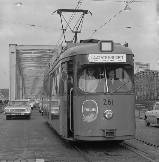 Historische foto van de laatste tramrit over de Maasbruggen in Rotterdam rond 1968