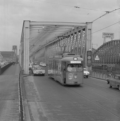 Historische foto veraf van de laatste tramrit over de Maasbruggen in Rotterdam rond 1968
