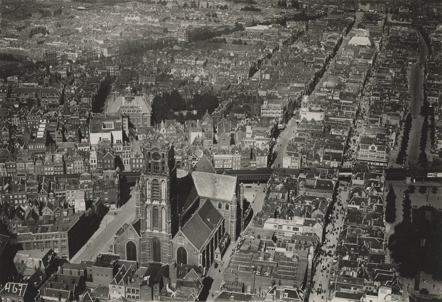 Historische foto van de Laurenskerk en de Botersloot in Rotterdam rond 1922