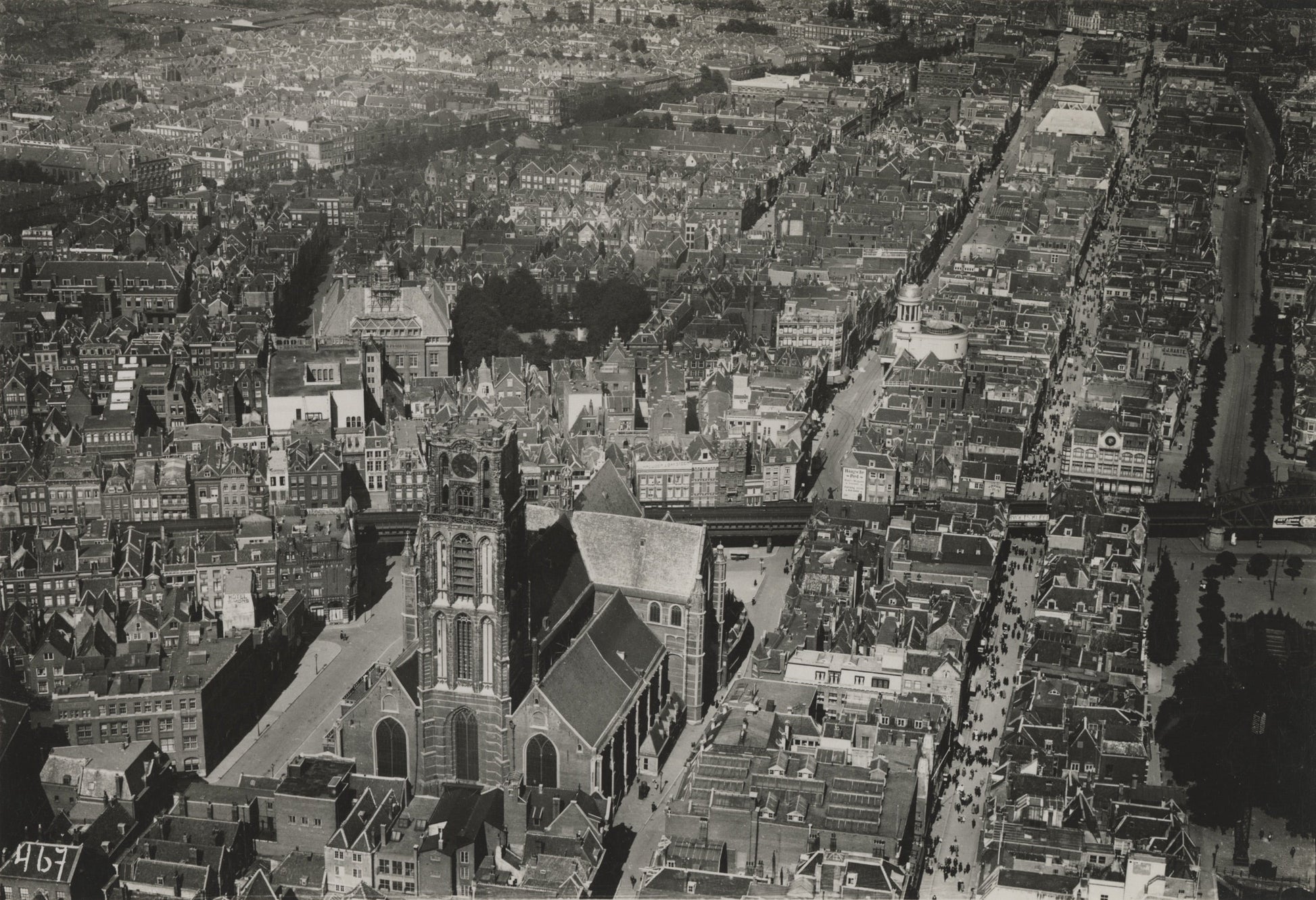 Historische foto van de Laurenskerk en de Botersloot in Rotterdam rond 1922