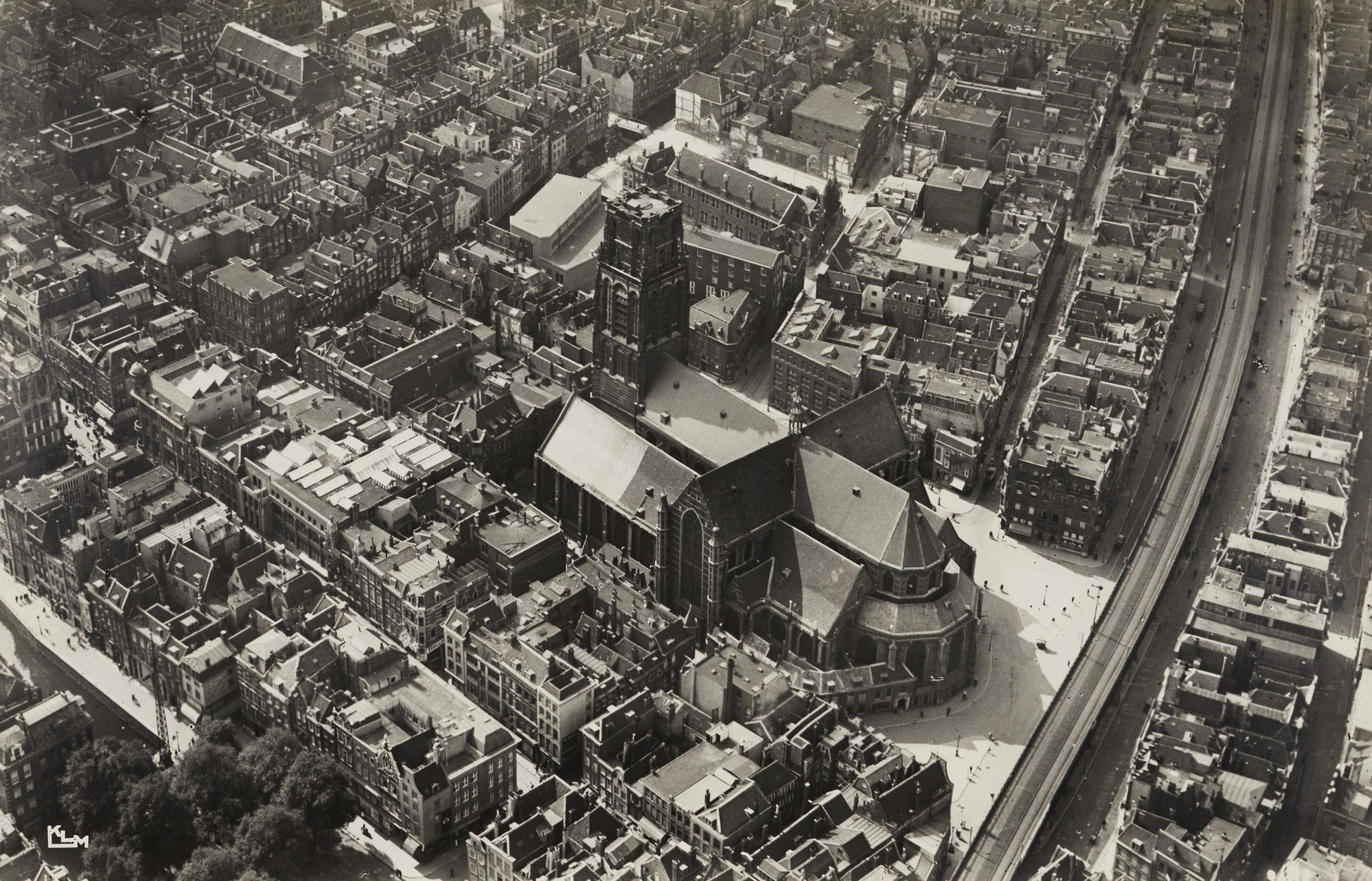 Historische foto van de Laurenskerk in de stad Rotterdam rond 1938