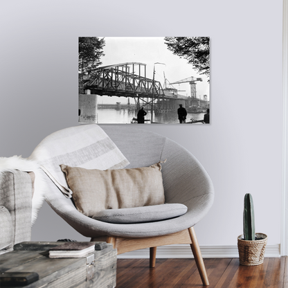 Zwart-witfoto uit 1934 van de bouw van de Rijnbrug bij Arnhem. – canvas zonder lijst in leeshoek
