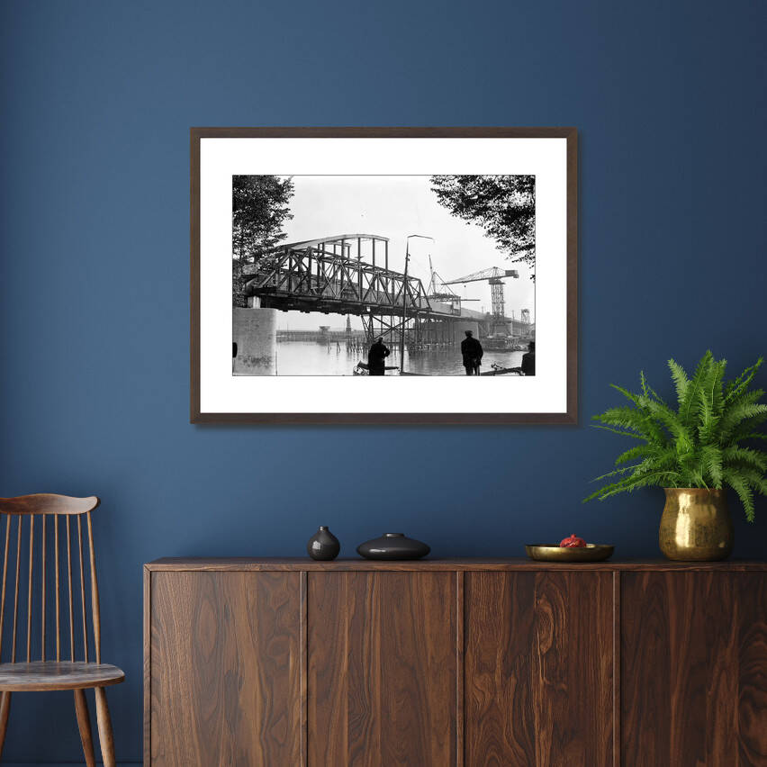 Zwart-witfoto uit 1934 van de bouw van de Rijnbrug bij Arnhem. – donkerbruine wissellijst in woonkamer