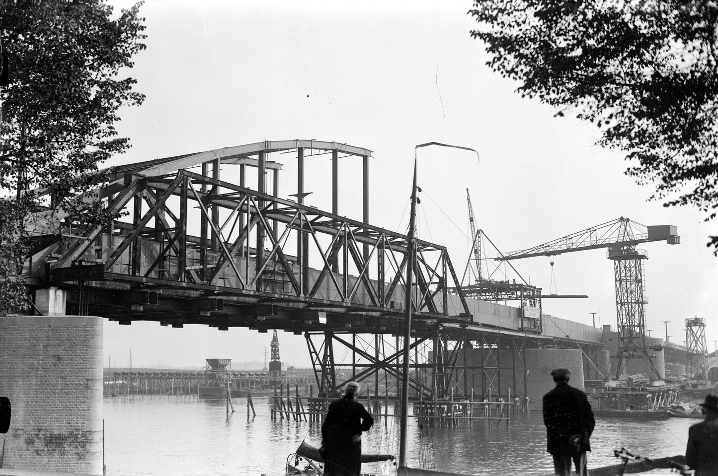 Zwart-witfoto uit 1934 van de bouw van de Rijnbrug bij Arnhem.