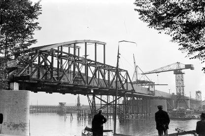 Zwart-witfoto uit 1934 van de bouw van de Rijnbrug bij Arnhem.