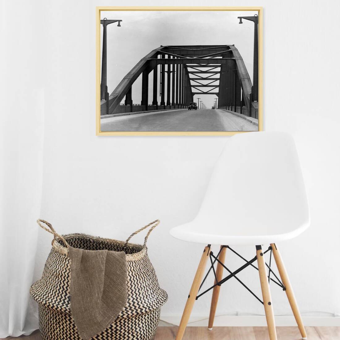 Zwart-witfoto uit omstreeks 1935 van de Rijnbrug bij Arnhem met een auto. – canvas naturel baklijst in keuken