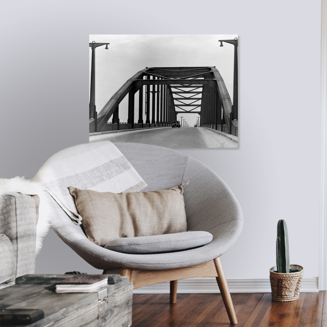 Zwart-witfoto uit omstreeks 1935 van de Rijnbrug bij Arnhem met een auto. – canvas zonder lijst in leeshoek