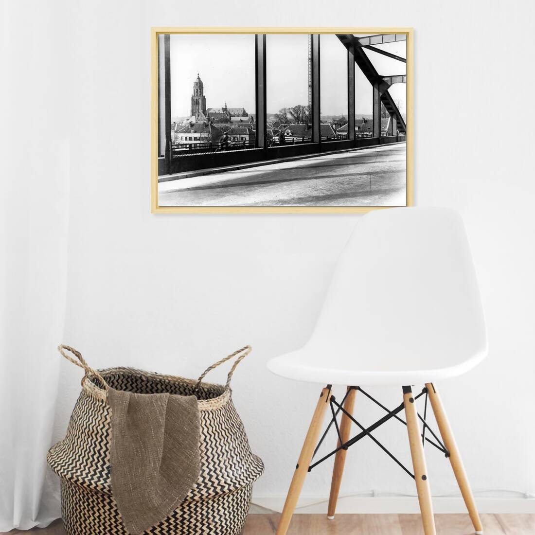 Zwart-witfoto uit omstreeks 1935 vanaf de Rijnbrug bij Arnhem met zicht op de Grote Kerk. – canvas naturel baklijst in keuken