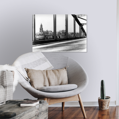 Zwart-witfoto uit omstreeks 1935 vanaf de Rijnbrug bij Arnhem met zicht op de Grote Kerk. – canvas zonder lijst in leeshoek