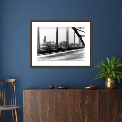 Zwart-witfoto uit omstreeks 1935 vanaf de Rijnbrug bij Arnhem met zicht op de Grote Kerk. – donkerbruine wissellijst in woonkamer