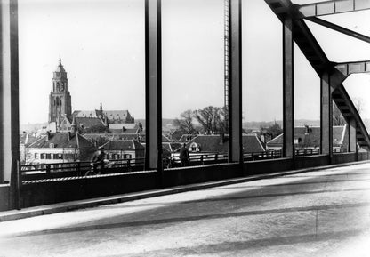 Zwart-witfoto uit omstreeks 1935 vanaf de Rijnbrug bij Arnhem met zicht op de Grote Kerk.