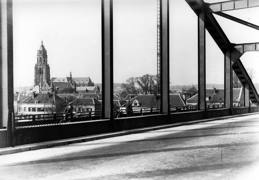 Zwart-witfoto uit omstreeks 1935 vanaf de Rijnbrug bij Arnhem met zicht op de Grote Kerk.