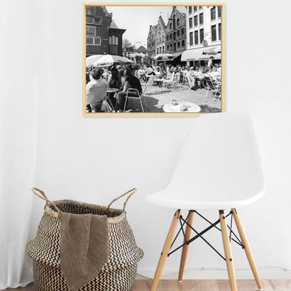 Zwart-witfoto uit 1979 van uitgaansgelegenheden aan de Korenmarkt in Arnhem. – canvas naturel baklijst in keuken