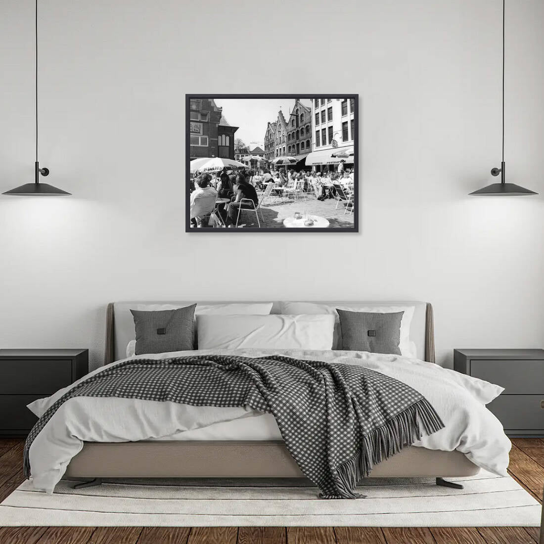 Zwart-witfoto uit 1979 van uitgaansgelegenheden aan de Korenmarkt in Arnhem. – canvas zwarte baklijst in slaapkamer