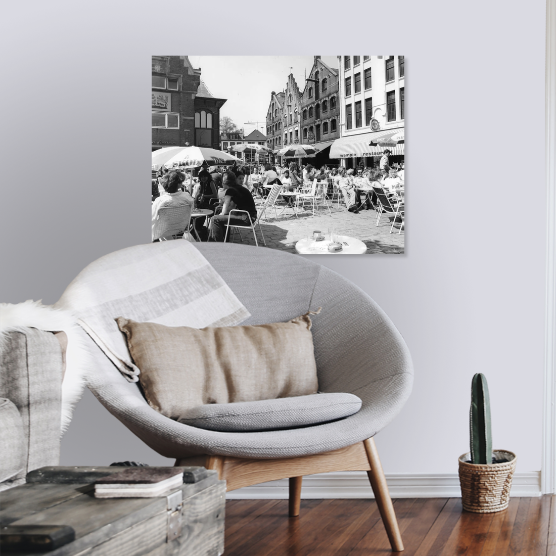 Zwart-witfoto uit 1979 van uitgaansgelegenheden aan de Korenmarkt in Arnhem. – canvas zonder lijst in leeshoek