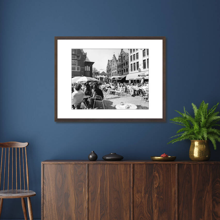 Zwart-witfoto uit 1979 van uitgaansgelegenheden aan de Korenmarkt in Arnhem. – donkerbruine wissellijst in woonkamer