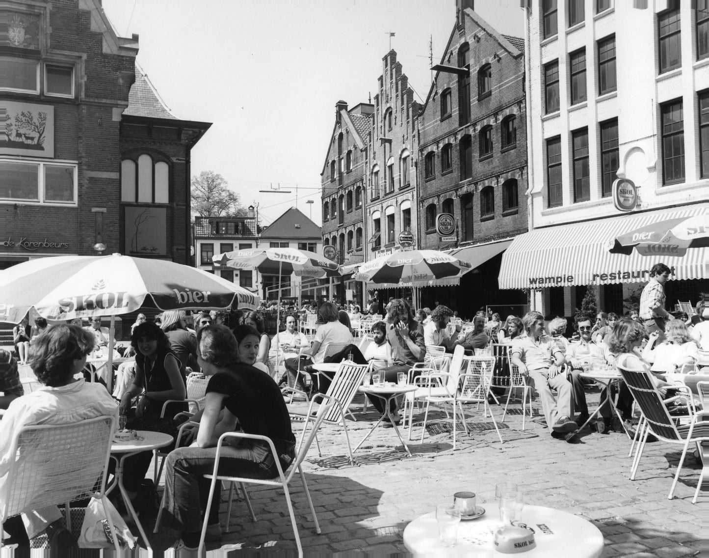 Zwart-witfoto uit 1979 van uitgaansgelegenheden aan de Korenmarkt in Arnhem.