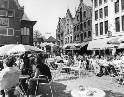 Zwart-witfoto uit 1979 van uitgaansgelegenheden aan de Korenmarkt in Arnhem.