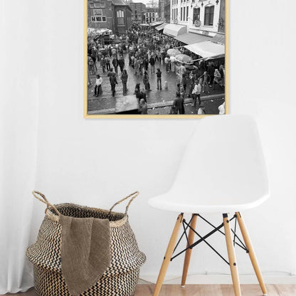 Zwart-witfoto uit 1979 van Koninginnedag op de Korenmarkt in Arnhem. – canvas naturel baklijst in keuken