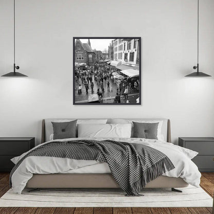 Zwart-witfoto uit 1979 van Koninginnedag op de Korenmarkt in Arnhem. – canvas zwarte baklijst in slaapkamer