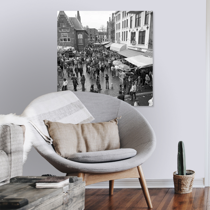 Zwart-witfoto uit 1979 van Koninginnedag op de Korenmarkt in Arnhem. – canvas zonder lijst in leeshoek