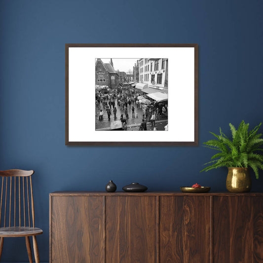 Zwart-witfoto uit 1979 van Koninginnedag op de Korenmarkt in Arnhem. – donkerbruine wissellijst in woonkamer
