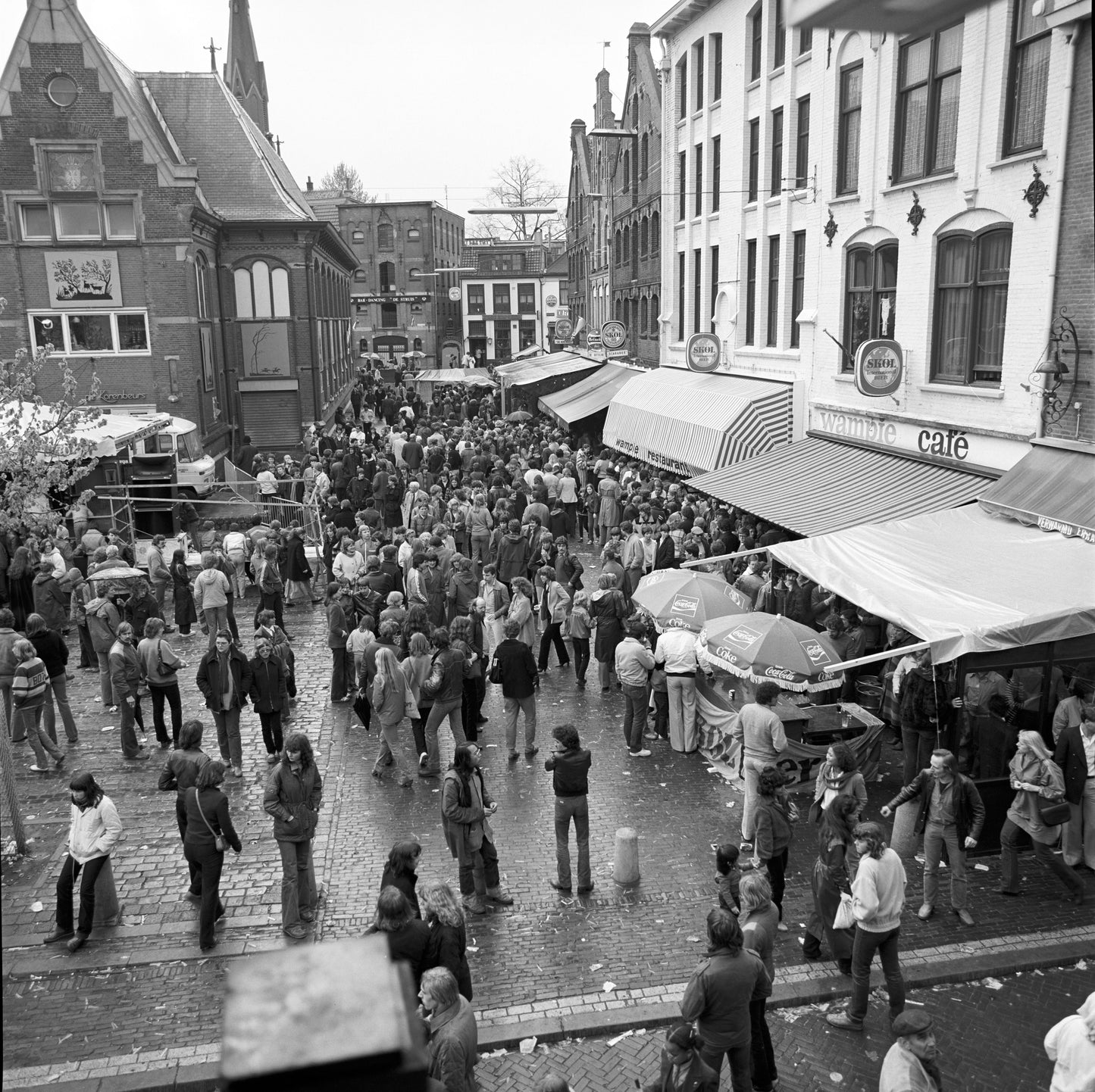Zwart-witfoto uit 1979 van Koninginnedag op de Korenmarkt in Arnhem.