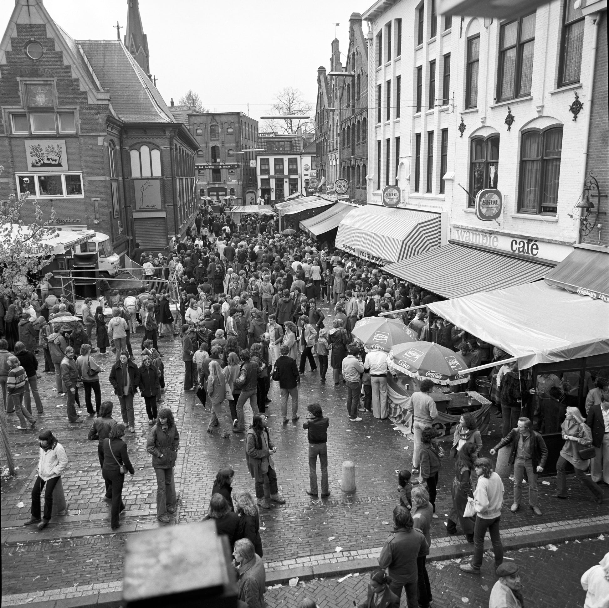 Zwart-witfoto uit 1979 van Koninginnedag op de Korenmarkt in Arnhem.