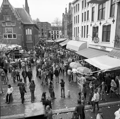 Zwart-witfoto uit 1979 van Koninginnedag op de Korenmarkt in Arnhem.
