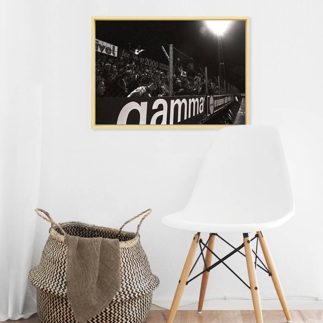 Zwart-witfoto uit 1981 van een voetbalwedstrijd in het Nieuwe Monnikenhuize in Arnhem. – canvas naturel baklijst in keuken