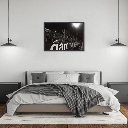 Zwart-witfoto uit 1981 van een voetbalwedstrijd in het Nieuwe Monnikenhuize in Arnhem. – canvas zwarte baklijst in slaapkamer