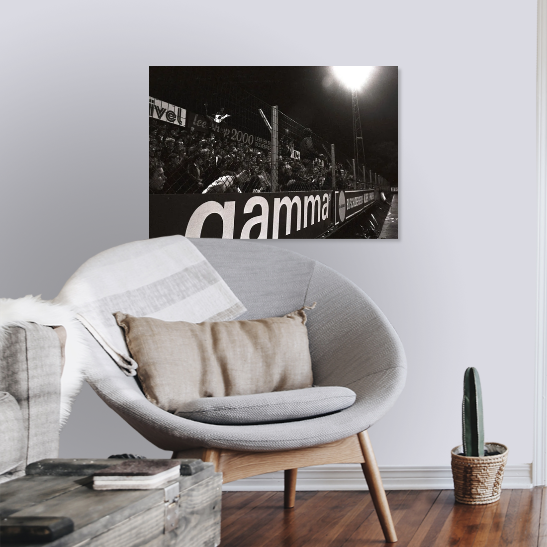 Zwart-witfoto uit 1981 van een voetbalwedstrijd in het Nieuwe Monnikenhuize in Arnhem. – canvas zonder lijst in leeshoek