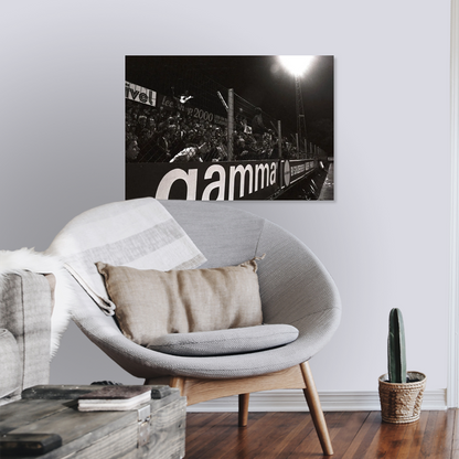 Zwart-witfoto uit 1981 van een voetbalwedstrijd in het Nieuwe Monnikenhuize in Arnhem. – canvas zonder lijst in leeshoek