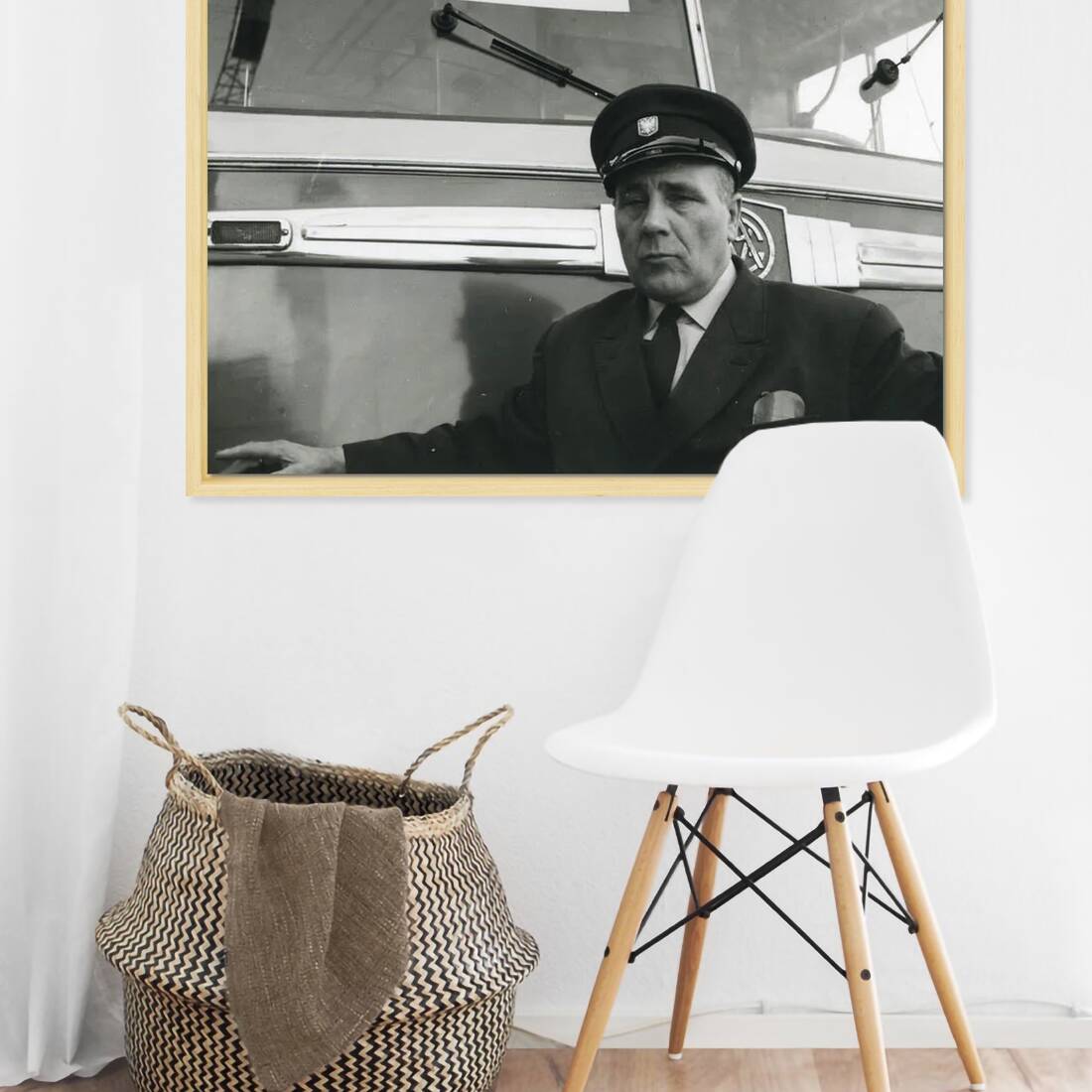 Zwart-witfoto uit 1964 van de tentoonstelling 'Van Omnibus tot Trolleybus' in Arnhem. – canvas naturel baklijst in keuken