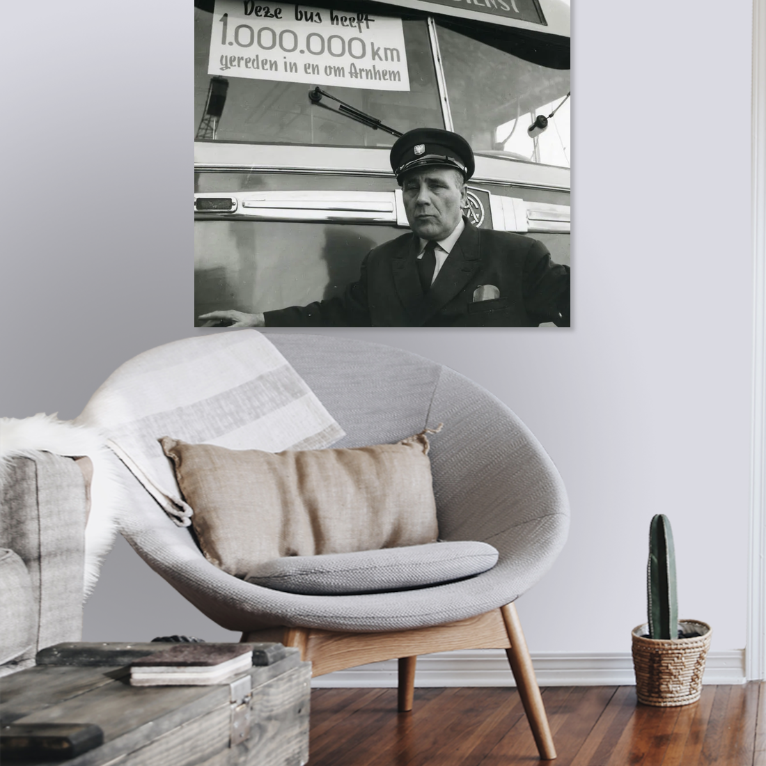 Zwart-witfoto uit 1964 van de tentoonstelling 'Van Omnibus tot Trolleybus' in Arnhem. – canvas zonder lijst in leeshoek