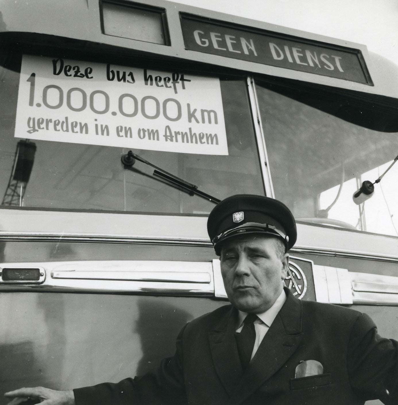 Zwart-witfoto uit 1964 van de tentoonstelling 'Van Omnibus tot Trolleybus' in Arnhem.