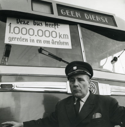Zwart-witfoto uit 1964 van de tentoonstelling 'Van Omnibus tot Trolleybus' in Arnhem.