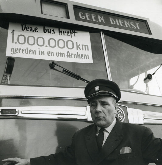 Zwart-witfoto uit 1964 van de tentoonstelling 'Van Omnibus tot Trolleybus' in Arnhem.