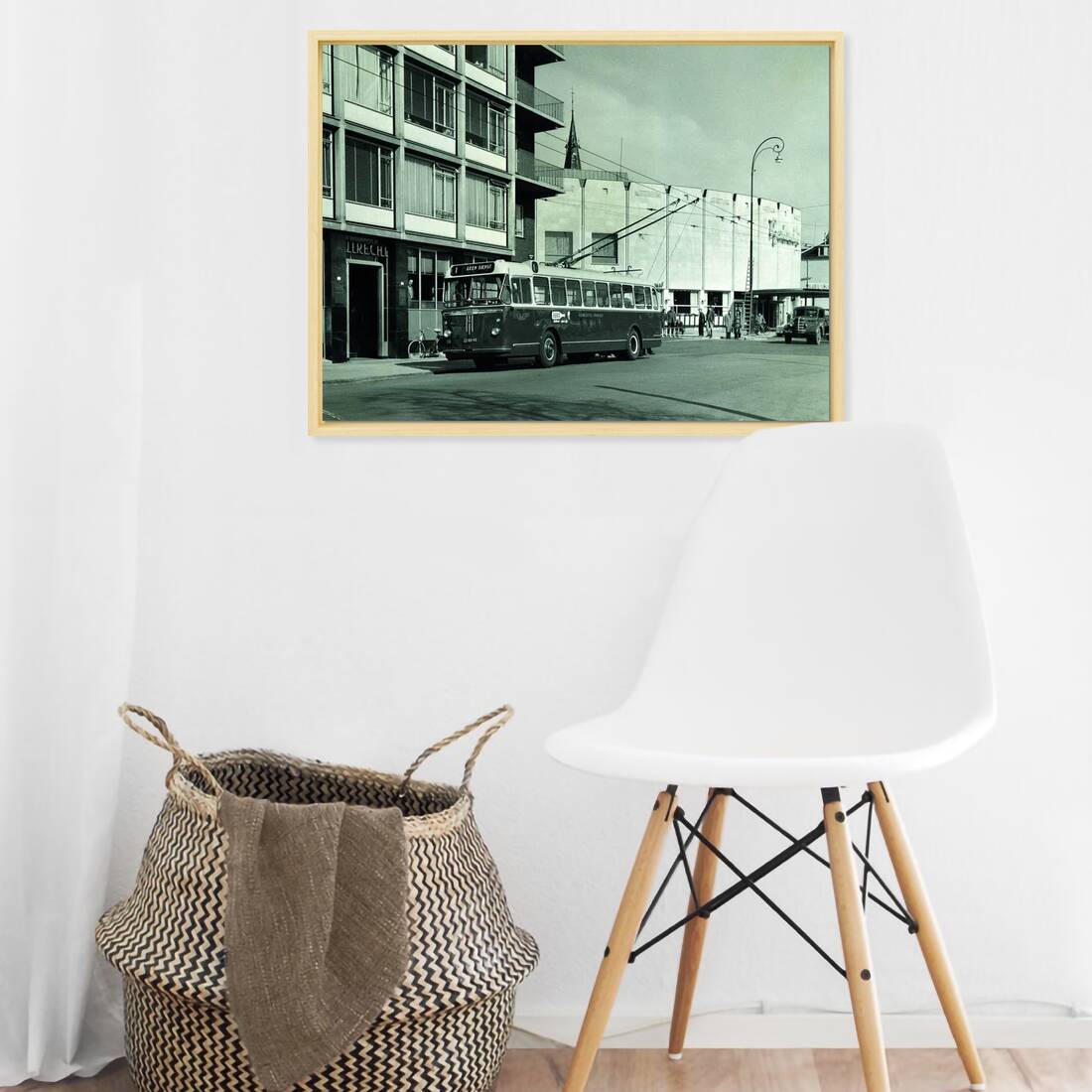 Zwart-witfoto uit omstreeks 1957 van een trolleybus van het GVA in Arnhem. – canvas naturel baklijst in keuken