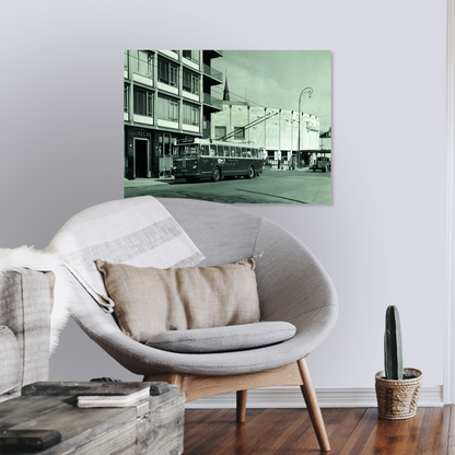 Zwart-witfoto uit omstreeks 1957 van een trolleybus van het GVA in Arnhem. – canvas zonder lijst in leeshoek