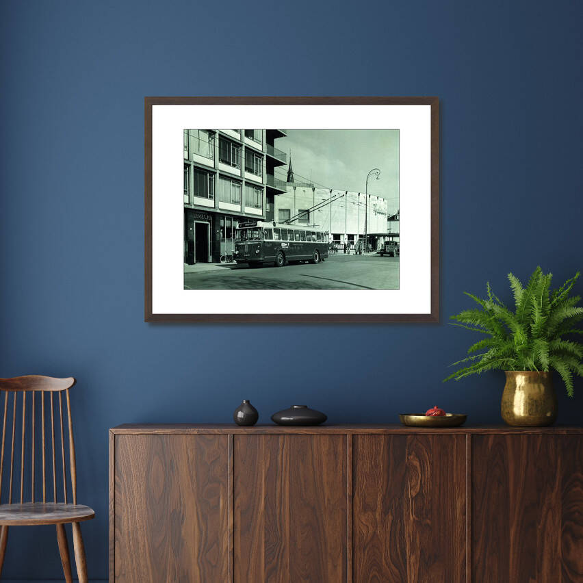 Zwart-witfoto uit omstreeks 1957 van een trolleybus van het GVA in Arnhem. – donkerbruine wissellijst in woonkamer