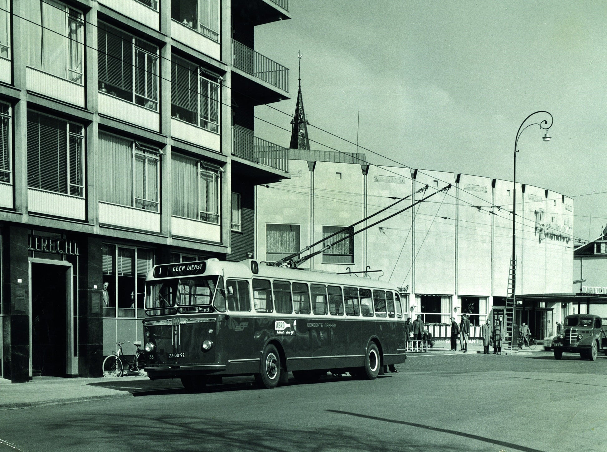 Zwart-witfoto uit omstreeks 1957 van een trolleybus van het GVA in Arnhem.
