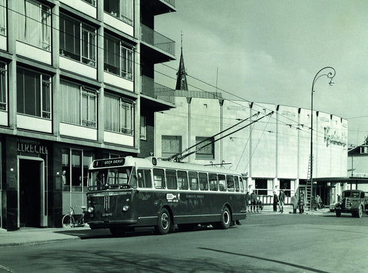 Zwart-witfoto uit omstreeks 1957 van een trolleybus van het GVA in Arnhem.