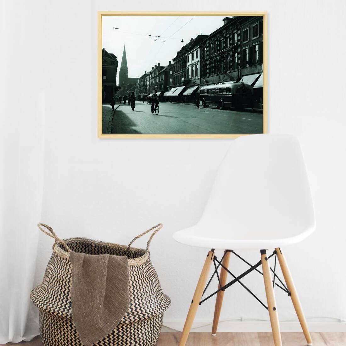 Zwart-witfoto uit omstreeks 1953 van een trolleybus van het GVA in Arnhem. – canvas naturel baklijst in keuken