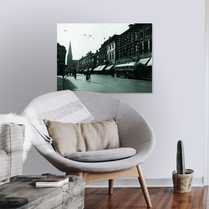 Zwart-witfoto uit omstreeks 1953 van een trolleybus van het GVA in Arnhem. – canvas zonder lijst in leeshoek