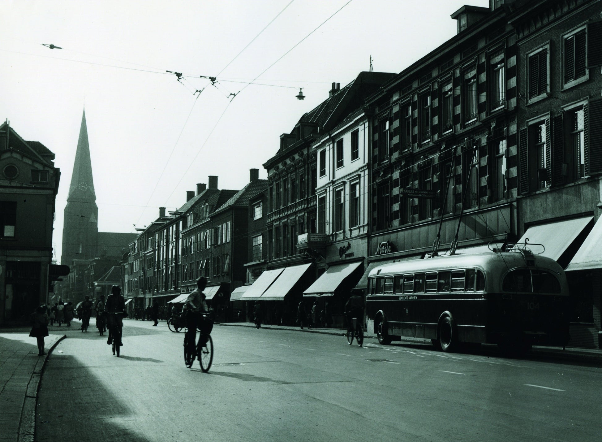 Zwart-witfoto uit omstreeks 1953 van een trolleybus van het GVA in Arnhem.