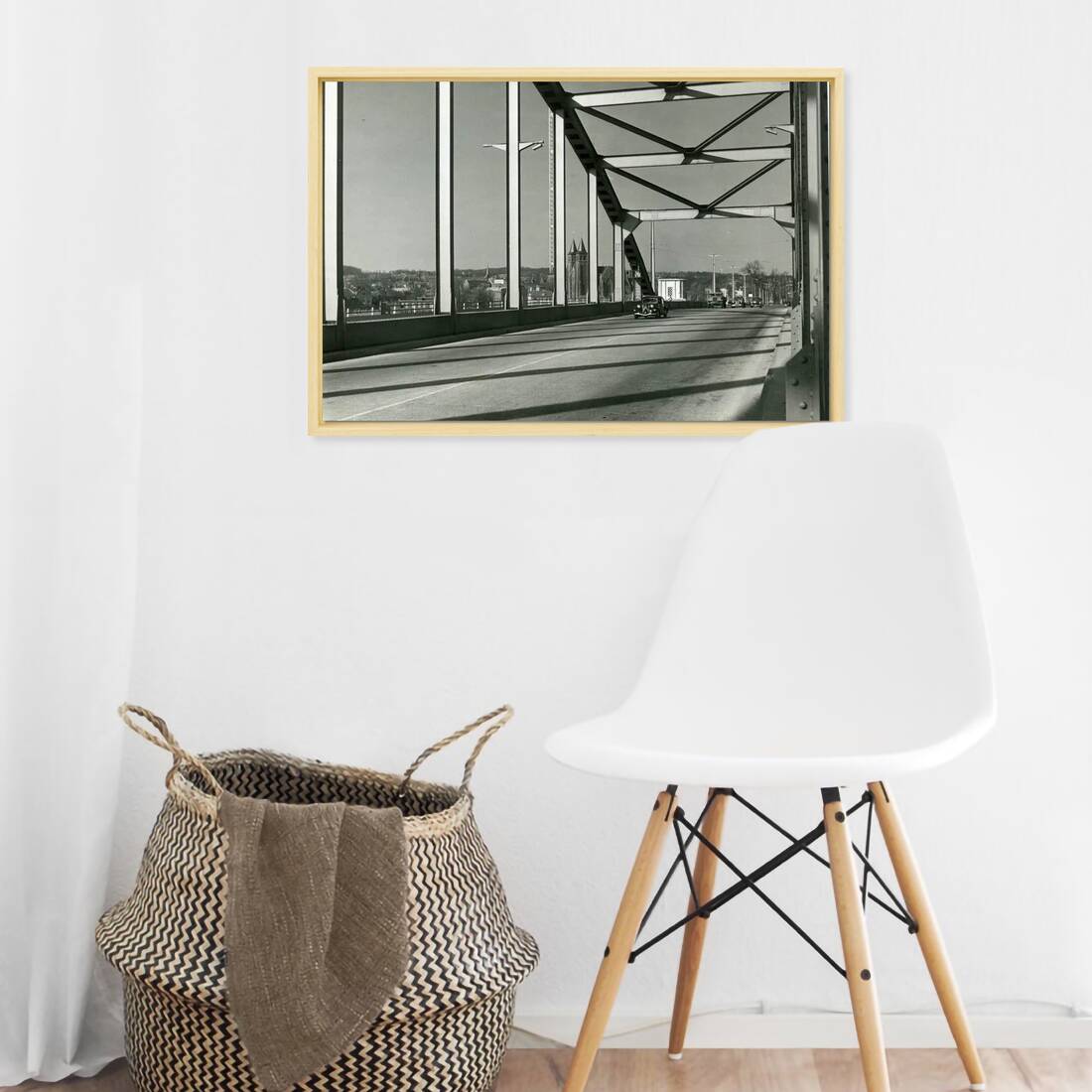 Zwart-witfoto uit omstreeks 1960 van de Rijnbrug bij Arnhem met zicht op het centrum. – canvas naturel baklijst in keuken