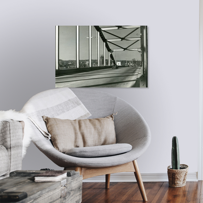 Zwart-witfoto uit omstreeks 1960 van de Rijnbrug bij Arnhem met zicht op het centrum. – canvas zonder lijst in leeshoek