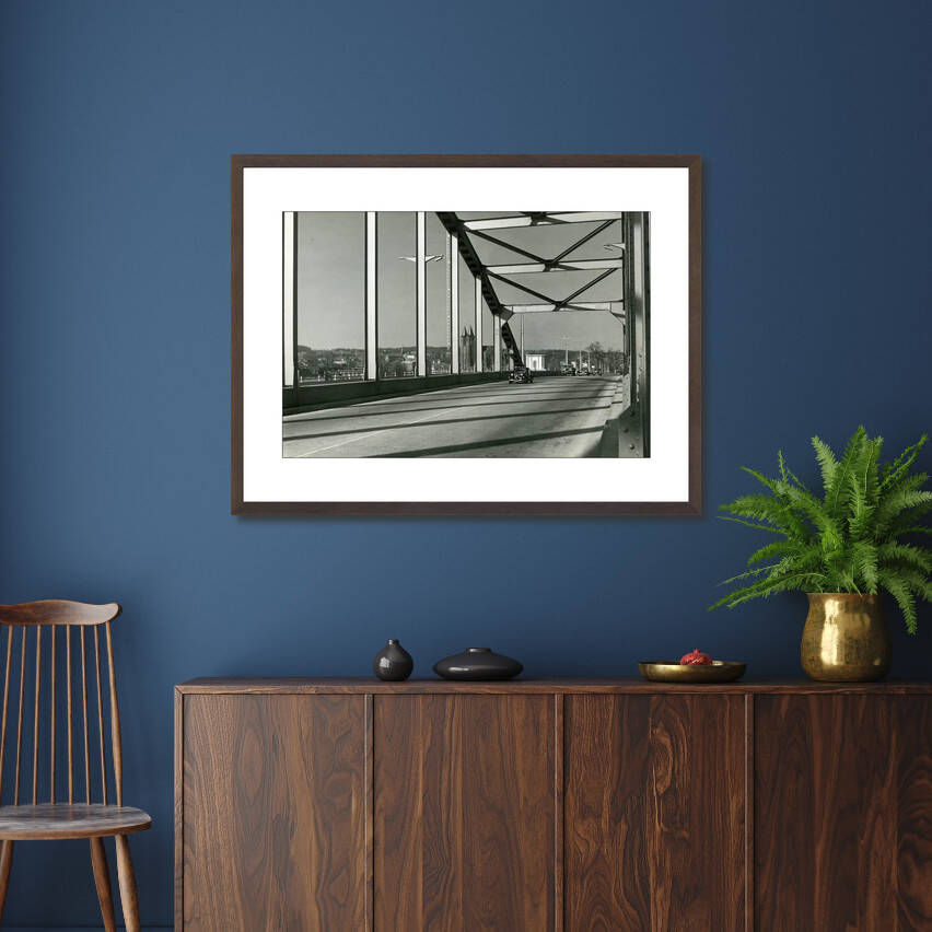 Zwart-witfoto uit omstreeks 1960 van de Rijnbrug bij Arnhem met zicht op het centrum. – donkerbruine wissellijst in woonkamer