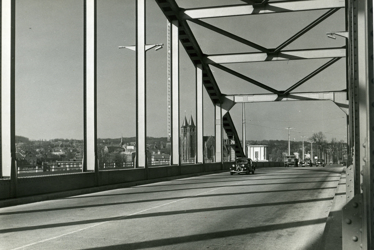 Zwart-witfoto uit omstreeks 1960 van de Rijnbrug bij Arnhem met zicht op het centrum.